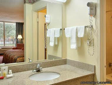 Ramada By Wyndham Houma Hotel Buitenkant foto